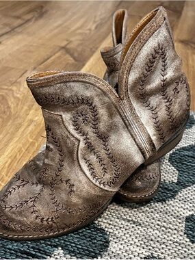 Sterling River Forge Women's Taupe Embroidered Ankle Boots  l 9.5